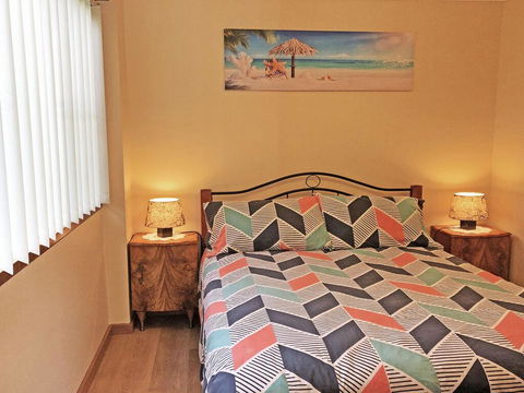 3 Tomaree Street - Cute 4 Bedroom House With Aircon In The Heart Of Town - eTourism Australia 2