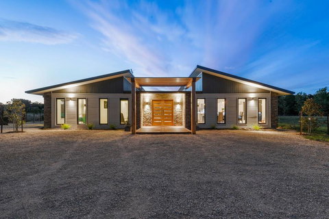 3 WISE MONKEYS, MANSFIELD - eTourism Australia 0