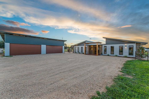 3 WISE MONKEYS, MANSFIELD - eTourism Australia 2