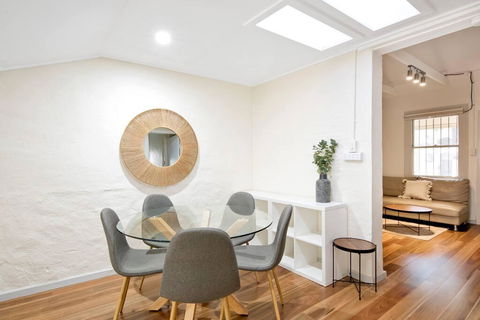 A Quaint Darlinghurst Cottage - eTourism Australia 1