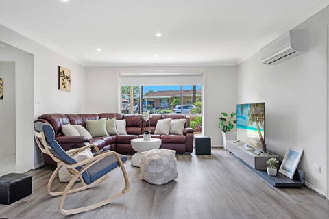 Discover Mount Annan Spacious 6-BR House - eTourism Australia 0