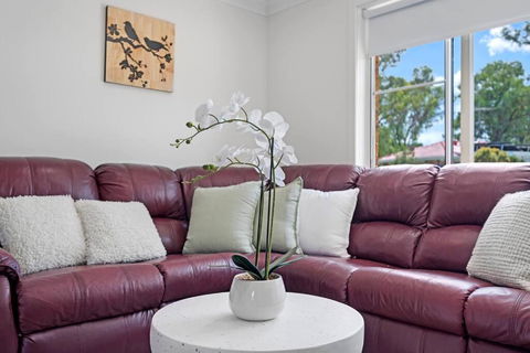 Discover Mount Annan Spacious 6-BR House - eTourism Australia 2