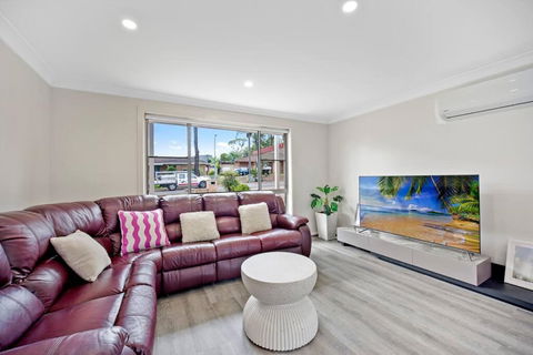 Discover Mount Annan Spacious 6-BR House - eTourism Australia 1