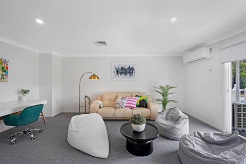 Discover Mount Annan Spacious 6-BR House - eTourism Australia 3