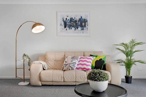 Discover Mount Annan Spacious 6-BR House - eTourism Australia 4