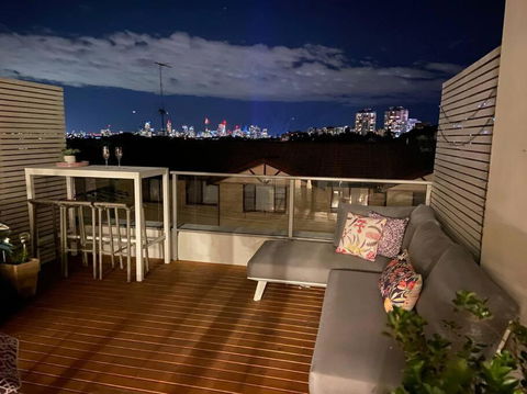 Fab Penthouse Near Bondi / Bronte, Shops & Bars - eTourism Australia 4