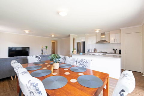 Family Home For A Fiesta - eTourism Australia 0