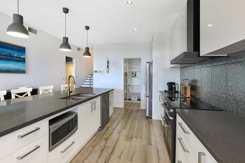 GEORGE8- THE ULTIMATE, FAMILY BEACH HOUSE! - eTourism Australia 4