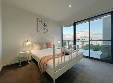 GW24-1 BATH 2 BR At The Glen With FREE Parking And Balcony - eTourism Australia 0
