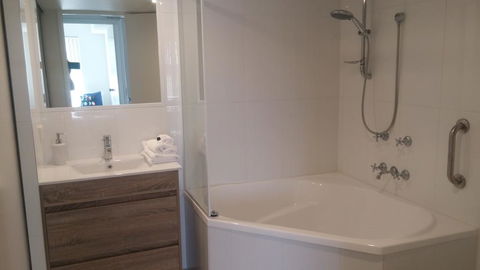 Apollo Luxury Apartments - eTourism Australia 1