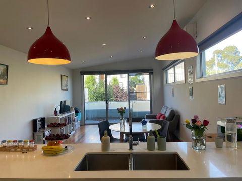 Room In Newport Modern Townhouse - Walk To Stunning Ocean View - eTourism Australia 0