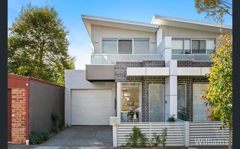 Room In Newport Modern Townhouse - Walk To Stunning Ocean View - eTourism Australia 1