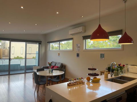Room In Newport Modern Townhouse - Walk To Stunning Ocean View - eTourism Australia 3