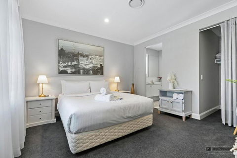 New Haven - Eiffel Tower Suite - eTourism Australia 0