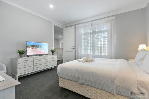 New Haven - Eiffel Tower Suite - eTourism Australia 1