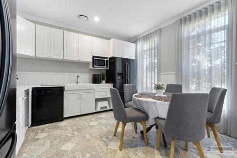 New Haven - Eiffel Tower Suite - eTourism Australia 3