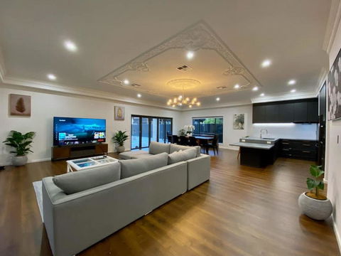 New Spacious Luxury 5 Bedroom Mansion In Unley - eTourism Australia 3
