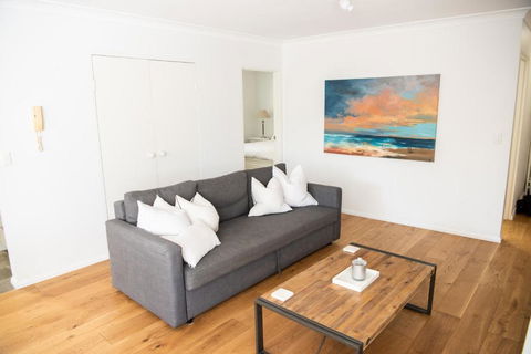 Newport Beach Pad - Perfect Location - eTourism Australia 1