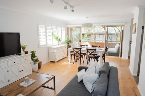 Newport Beach Pad - Perfect Location - eTourism Australia 0