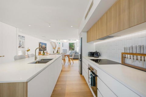 Noahs Beach House - At Flynns - eTourism Australia 1