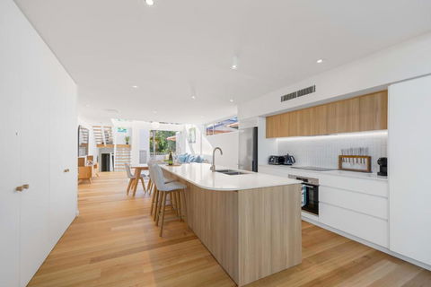 Noahs Beach House - At Flynns - eTourism Australia 2