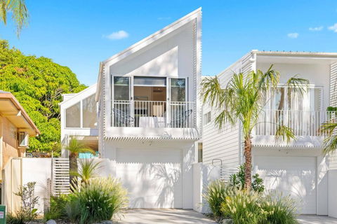 Noahs Beach House - At Flynns - eTourism Australia 0