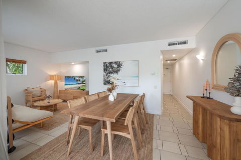 Noosa River Views On Hastings St - eTourism Australia 1