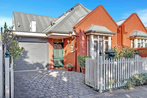 Picket Fence Cottage - Steps From Adelaide Oval - eTourism Australia 0
