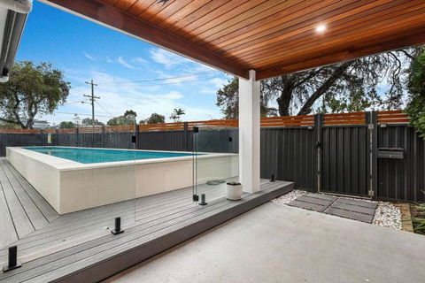 Pool House Hideaway - eTourism Australia 1