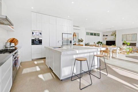 Poolside Paradise Mount Eliza - eTourism Australia 1