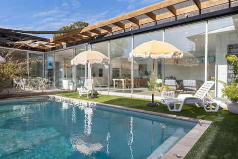 Poolside Paradise Mount Eliza - eTourism Australia 0