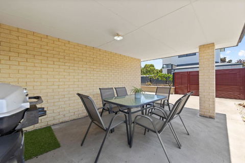 Relax By The Sea Modern Beach Home - eTourism Australia 1