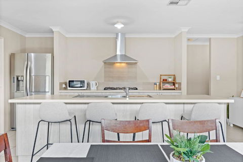 Relax By The Sea Modern Beach Home - eTourism Australia 0