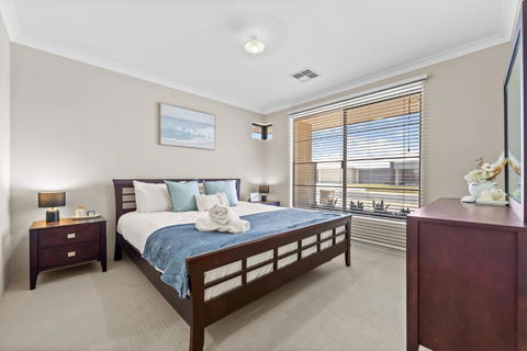 Relax By The Sea Modern Beach Home - eTourism Australia 3