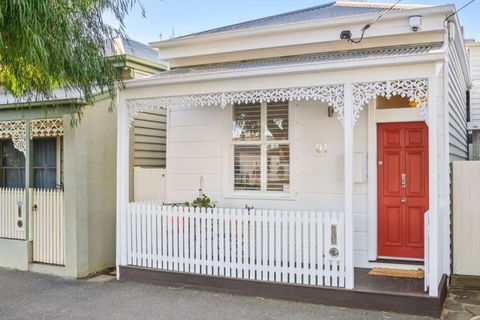 Renovated Brilliance In Bayside Albert Park - eTourism Australia 0