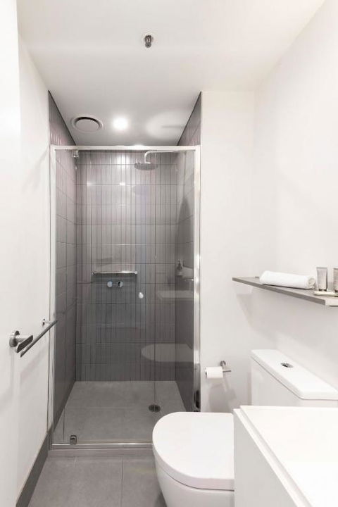 Resort Style Living 2 Bed Apt With Pool BBQ - eTourism Australia 2