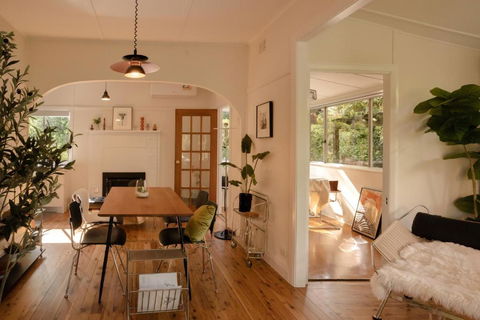 Romantic Garden Cottage With Home Cinema - eTourism Australia 1