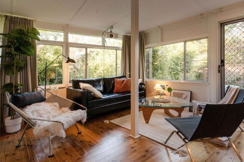 Romantic Garden Cottage With Home Cinema - eTourism Australia 3