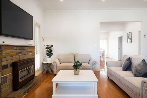 Rosebud Reset - A Beachside Group Getaway - eTourism Australia 1